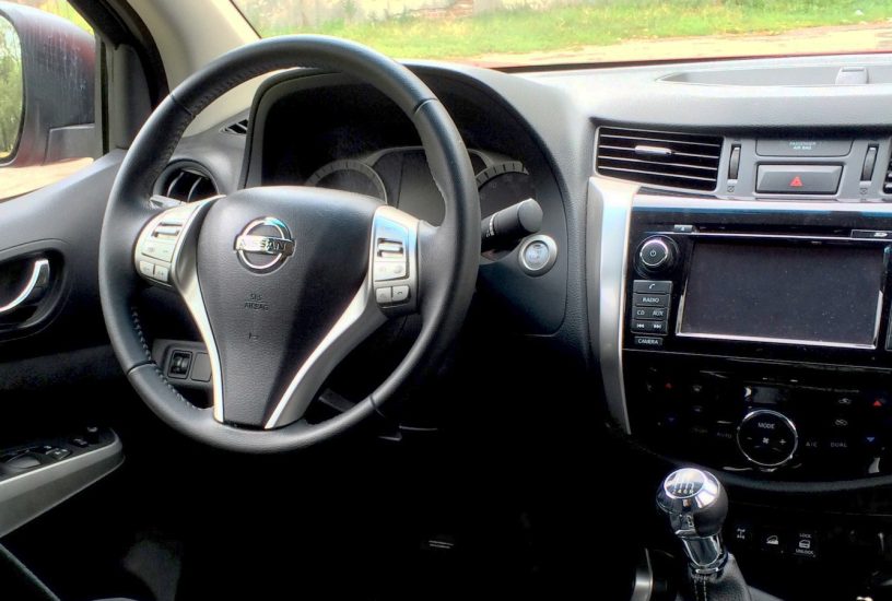 nissan-navada-double-cab-abitacolo