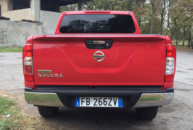 nissan-navada-double-cab-posteriore