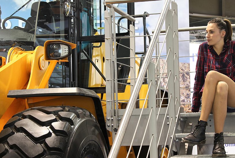 ragazza-sexy-salone-transpotec-2017-13